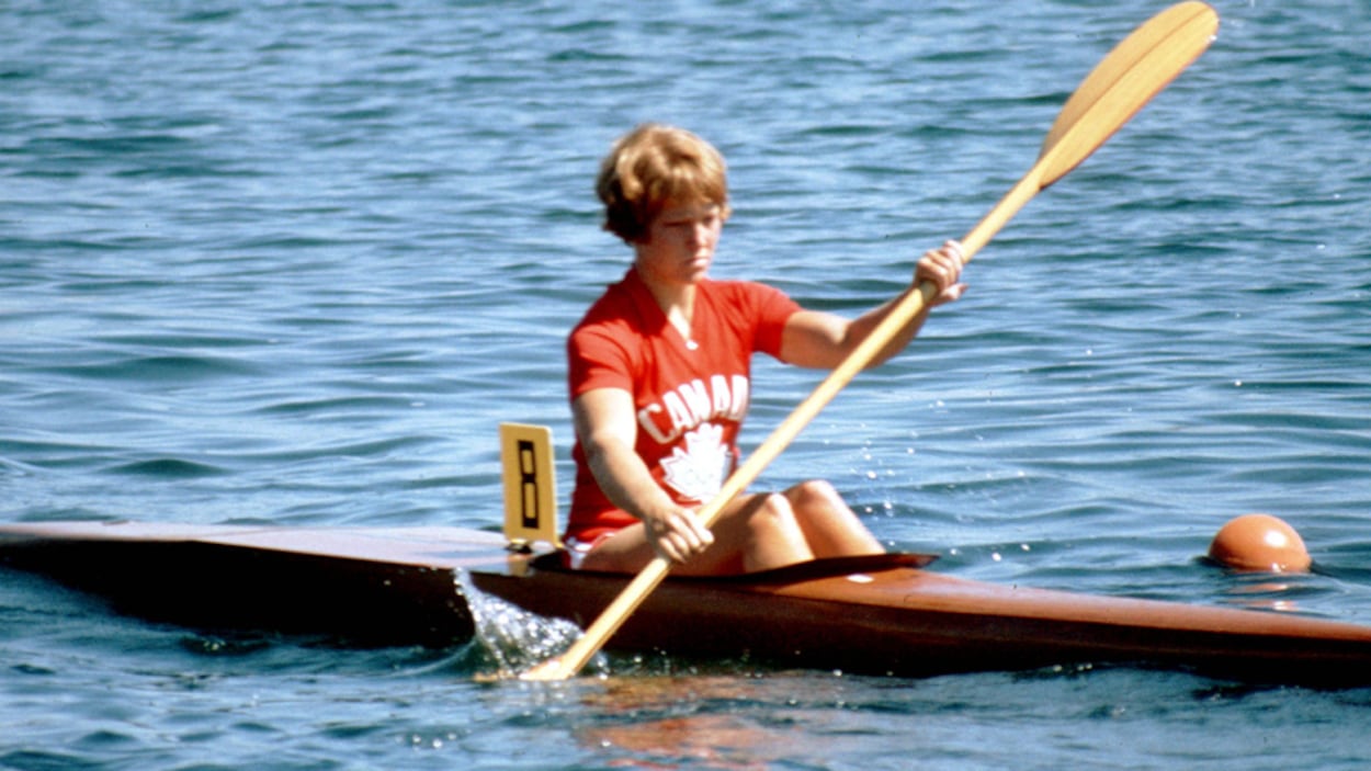 Elle pagaye dans son kayak.