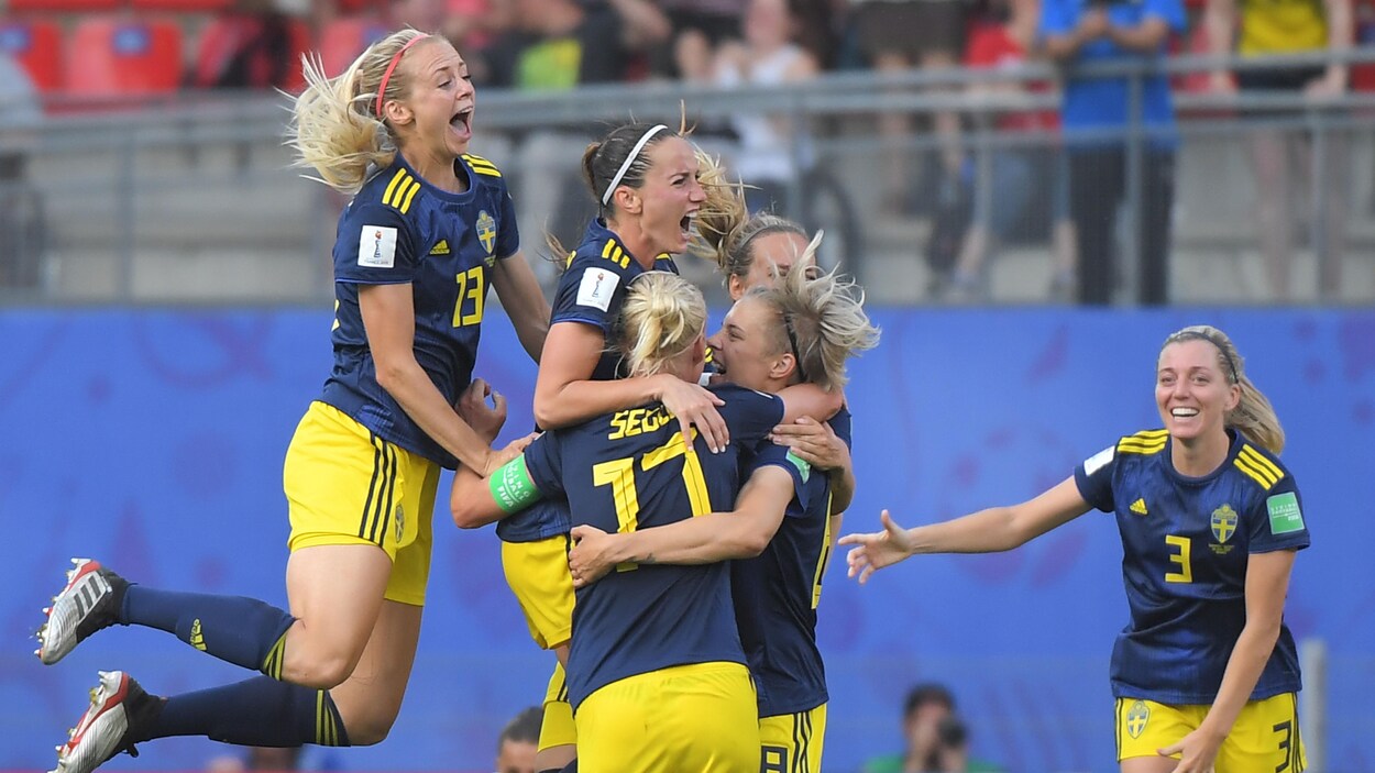 Les Suédoises célèbrent leur victoire en quarts de finale du Mondial contre les Allemandes.