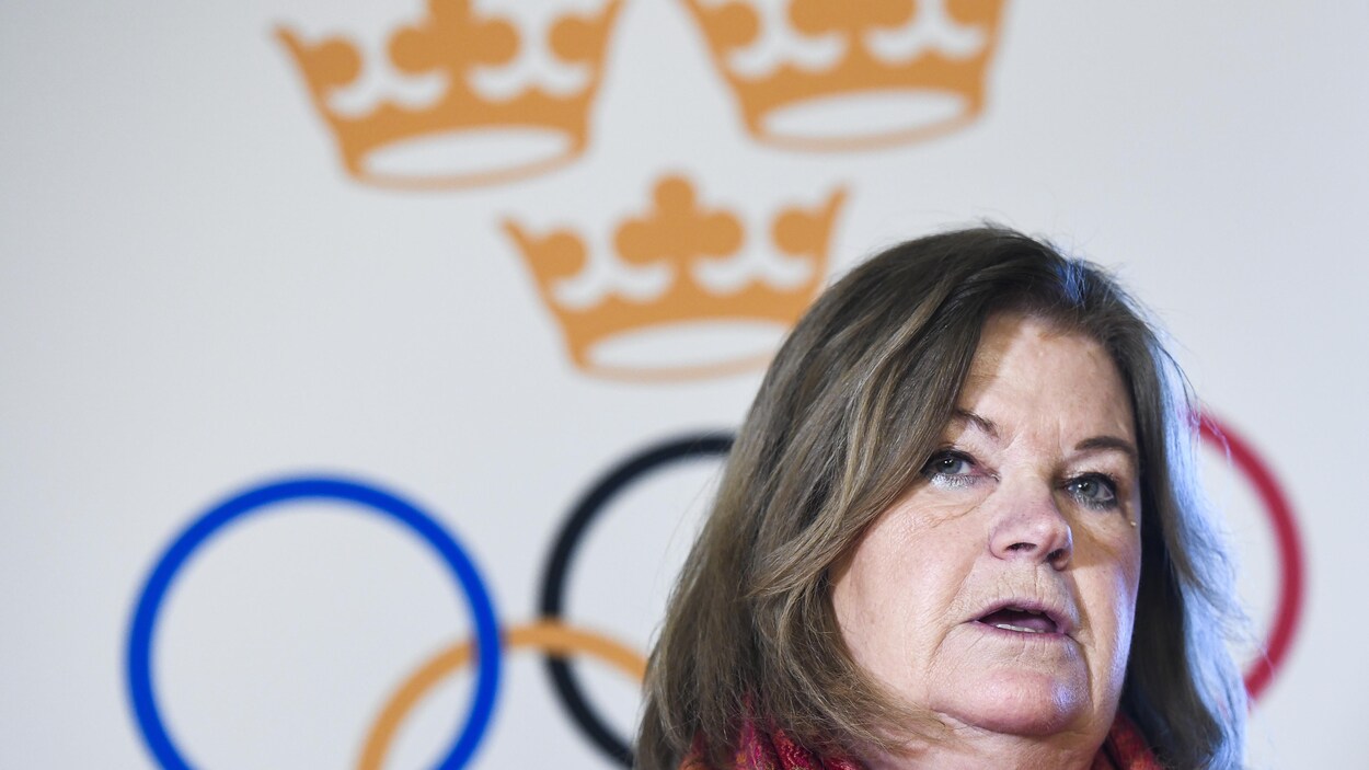 Elle donne une conférence de presse.