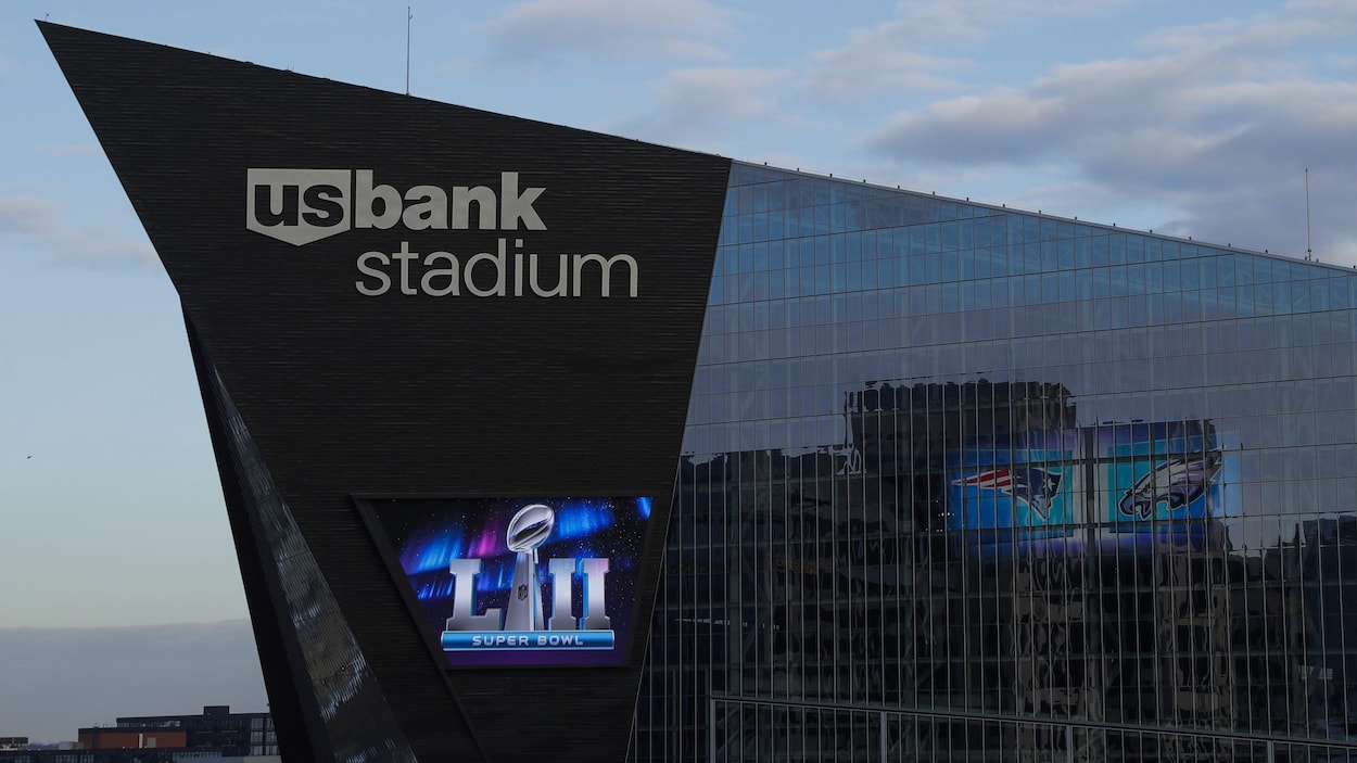 Le logo du Super Bowl LII apparaît sur le stade.