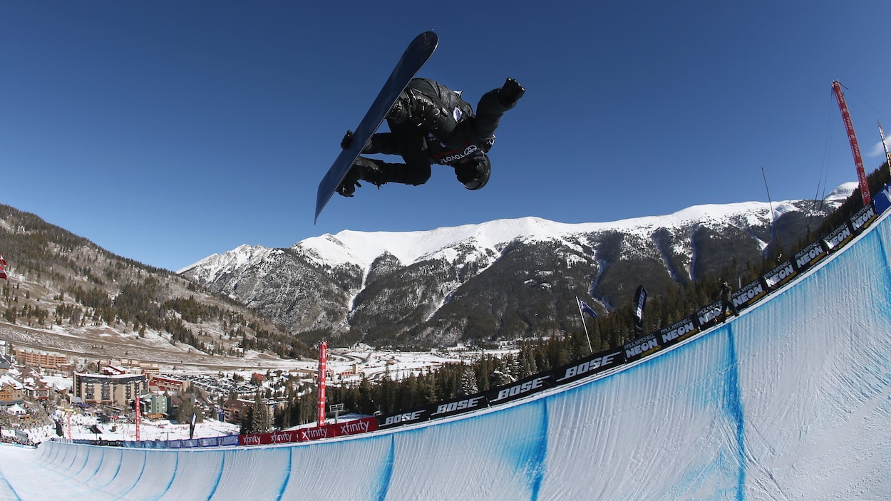 L'Américain Shaun White exécute une figure sur la demi-lune. L'Américain Shaun White exécute une figure sur la demi-lune.