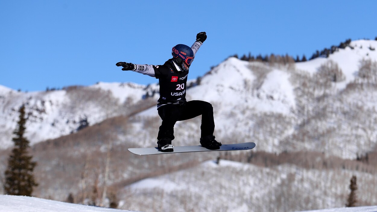Baptiste Brochu en actions en qualifications de l'épreuve de snowboard cross aux mondiaux de surf des neiges à Solitude, aux États-Unis.
