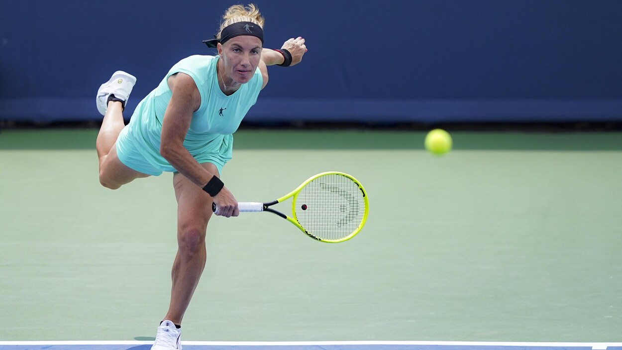 Elle effectue un service en demi-finales du tournoi de Cincinnati.