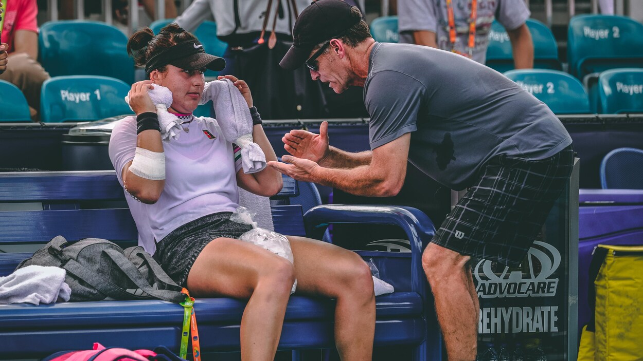 L'entraîneur Sylvain Bruneau donne ses directives à Bianca Andreescu pendant le tournoi de Miami, en mars 2019. L'entraîneur Sylvain Bruneau donne ses directives à Bianca Andreescu pendant le tournoi de Miami, en mars 2019.