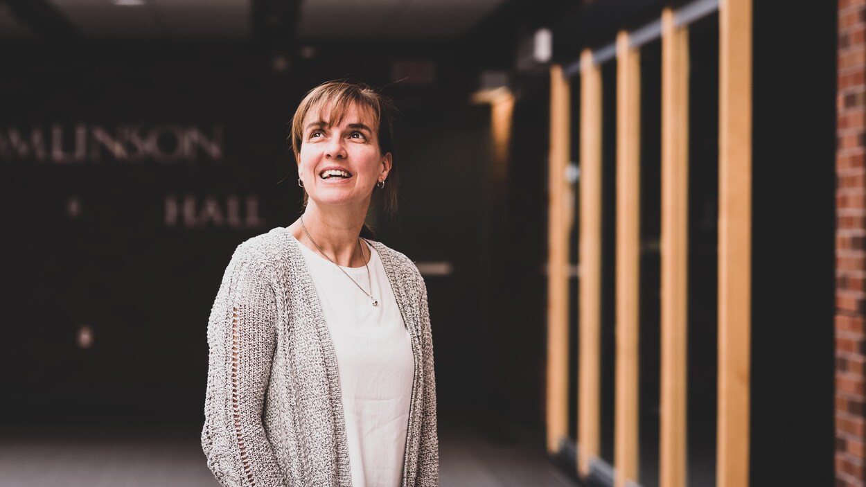 Sylvie Béliveau sourit. Sylvie Béliveau sourit.
