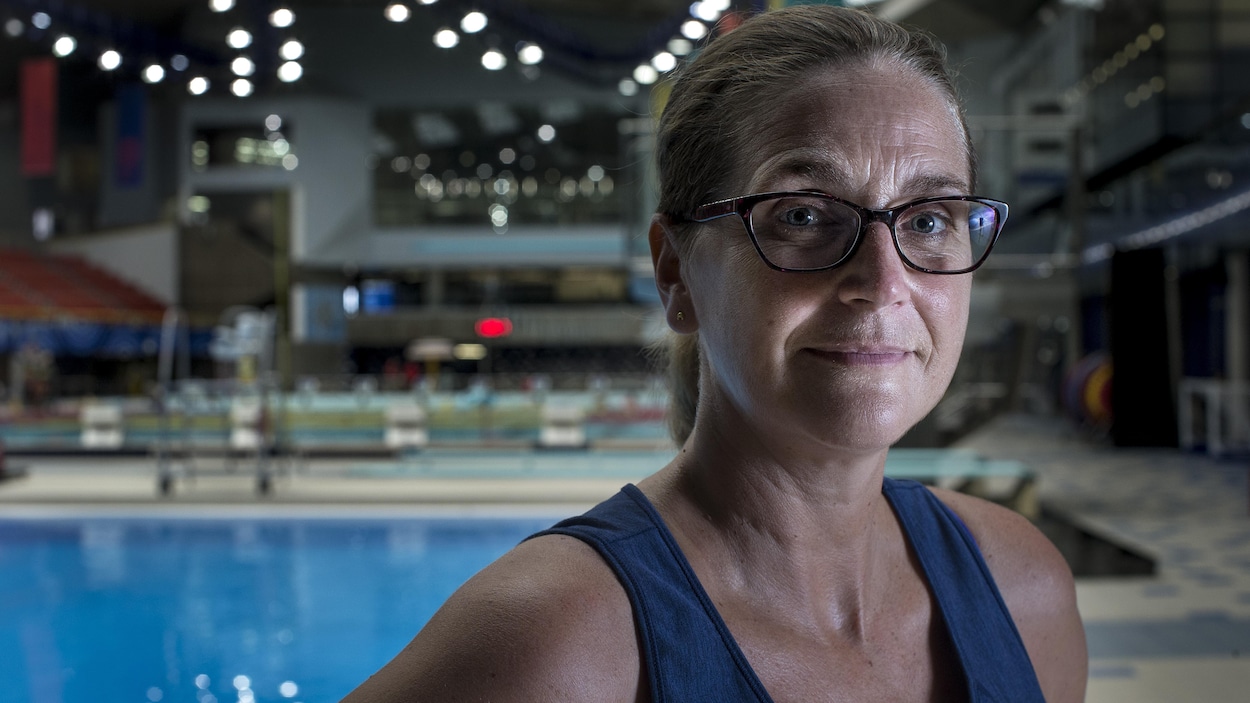 Sylvie Fréchette pose devant une piscine olympique.