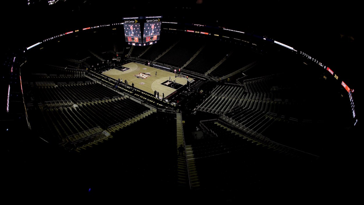 Vue de l'intérieur du T-Mobile Center, à Kansas City. Les gradins sont vides.