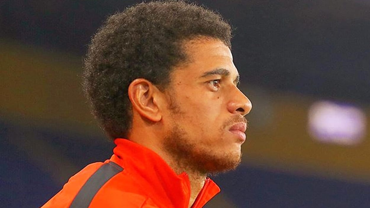 Taison Barcellos Freda, dit Taison, de profil, concentré à regarder un match