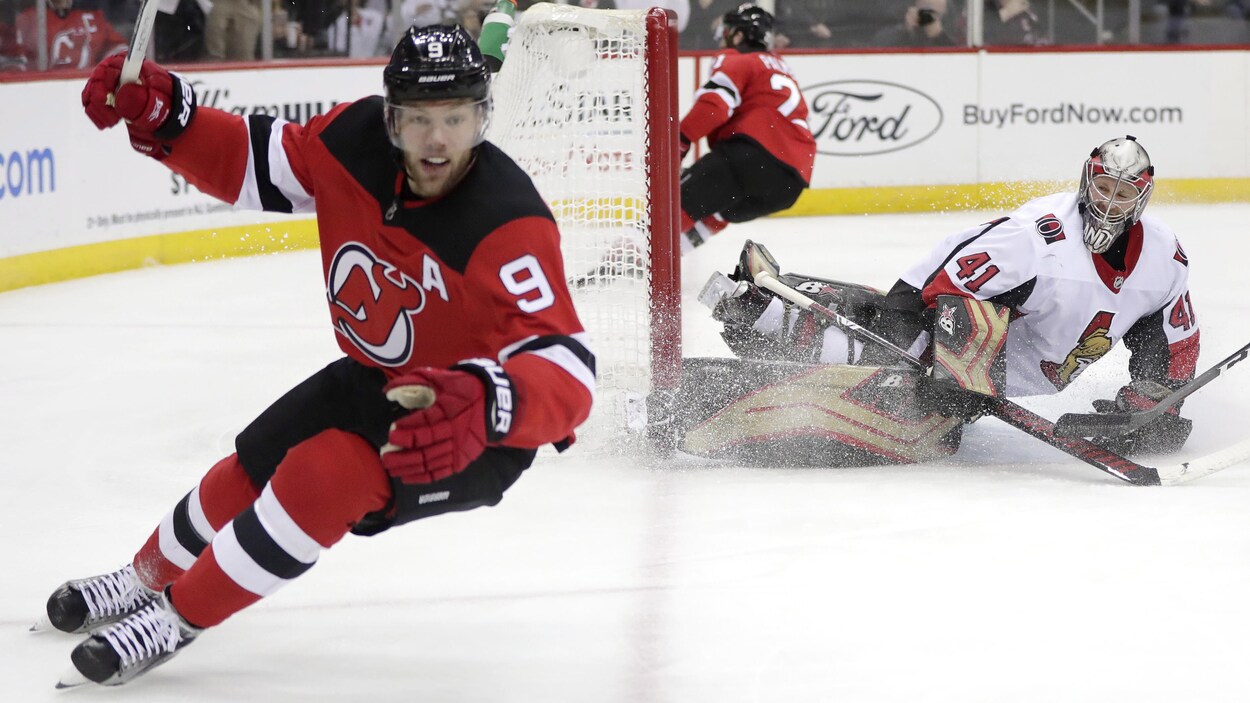 L'attaquant des Devils célèbre l'un de ses deux buts en deuxième période contre le gardien des Sénateurs Craig Anderson.