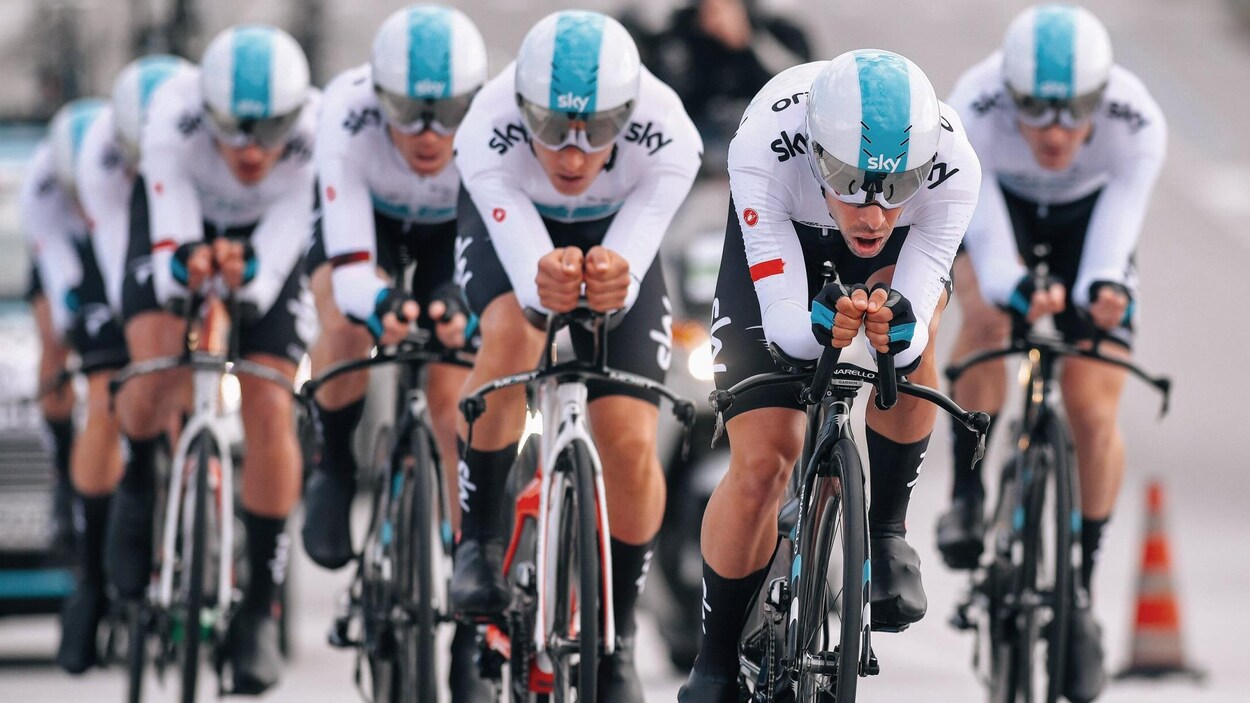 Les membres de l'équipe Sky en course lors d'un contre-la-montre