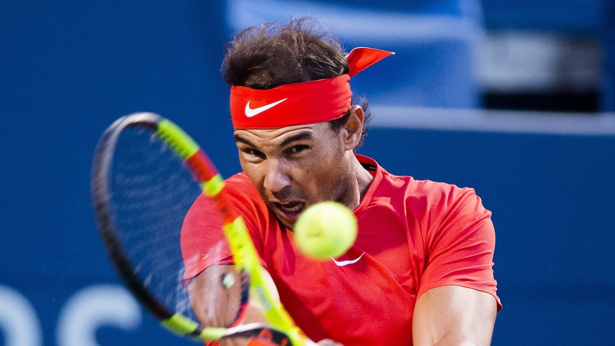 Rafael Nadal renvoie la balle à Marin Cilic en quarts de finale de la Coupe Rogers. Rafael Nadal renvoie la balle à Marin Cilic en quarts de finale de la Coupe Rogers.