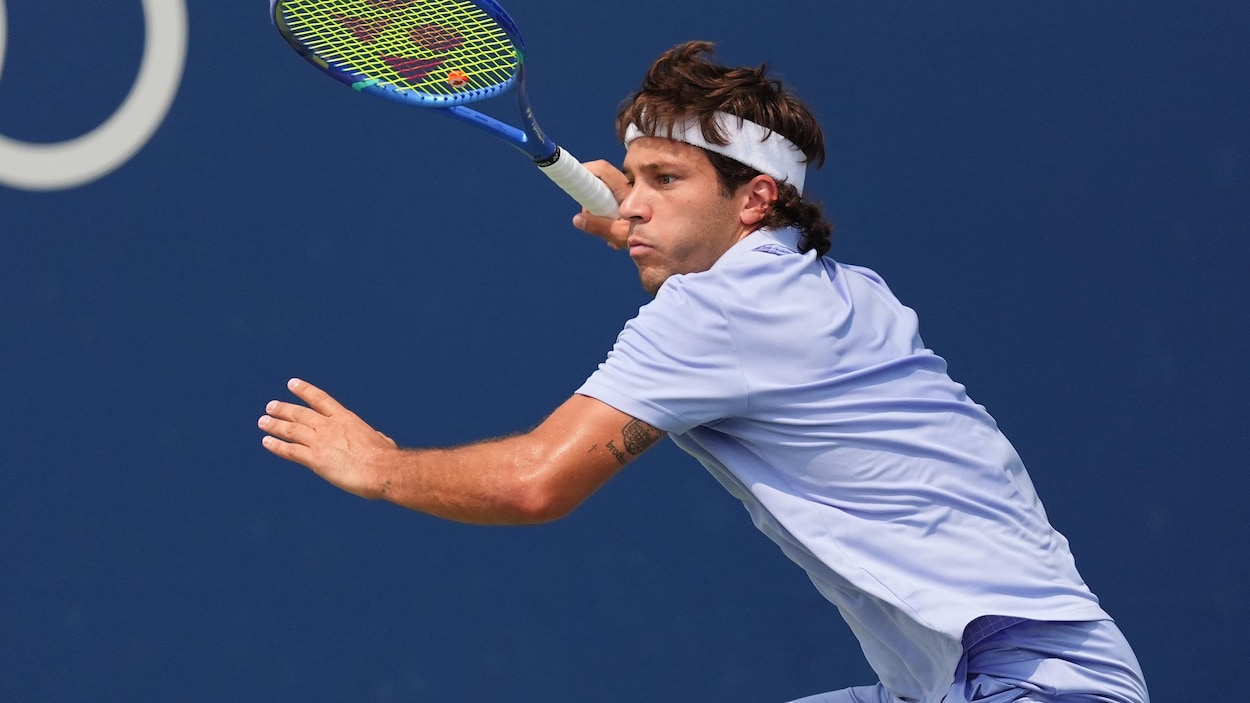 Alexis Galarneau tout près du tableau principal de Roland-Garros