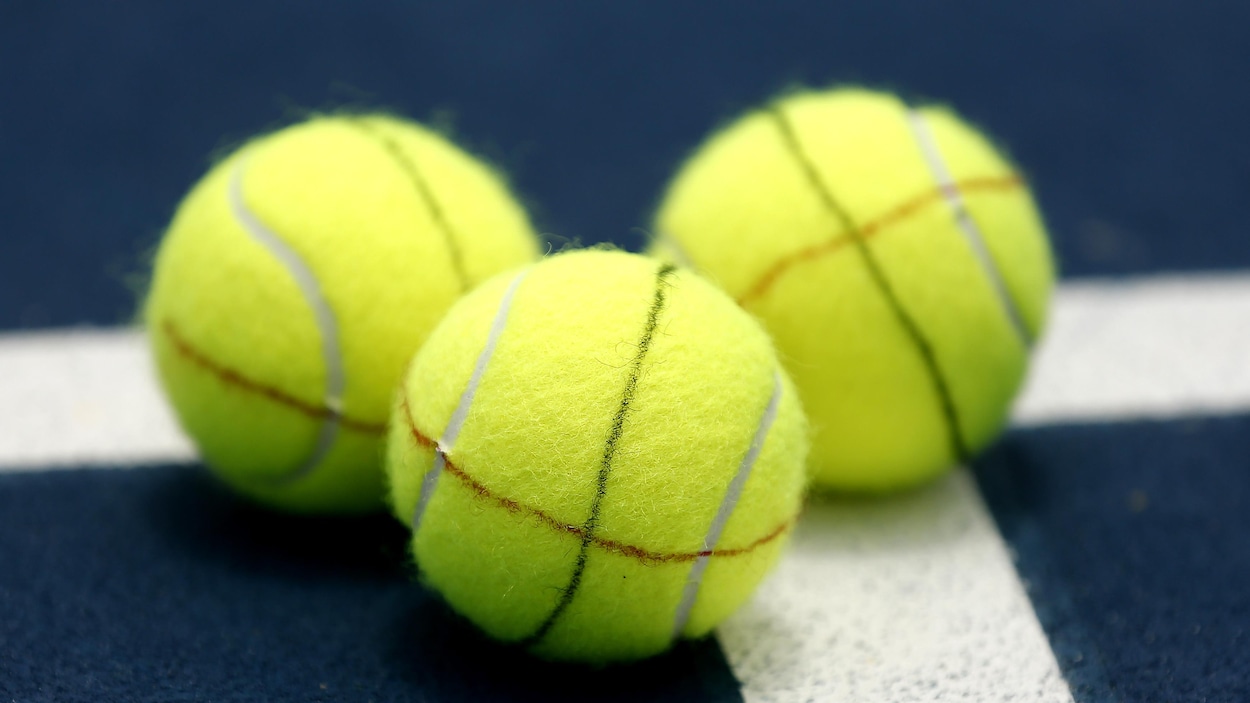 Trois balles sont disposées sur le terrain.