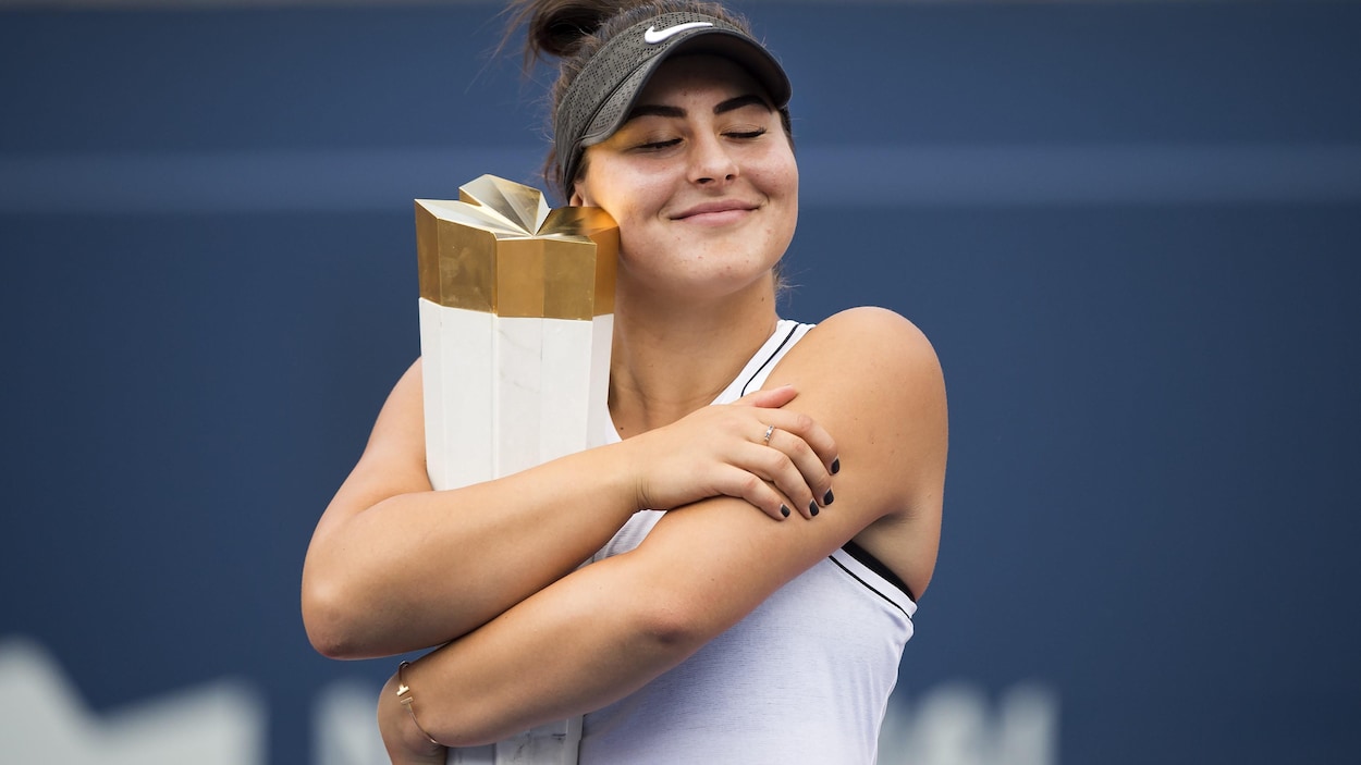 Bianca Andreescu serre le trophée de la Coupe Rogers très fort