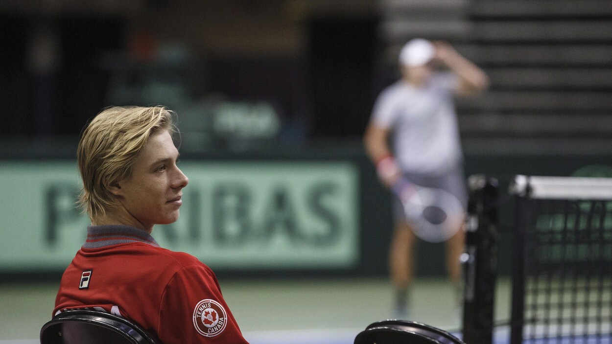 Denis Shapovalov observe ses coéquipiers lors d'un entraînement au Colisée Northlands d'Edmonton Denis Shapovalov observe ses coéquipiers lors d'un entraînement au Colisée Northlands d'Edmonton