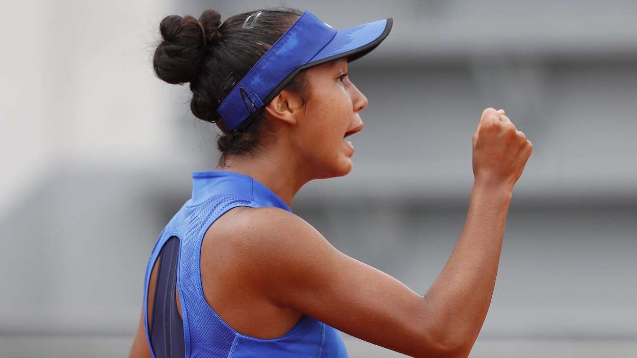 La joueuse de tennis Leylah Annie Fernandez soulève le bras pour souligner l'un de ses bons coups.