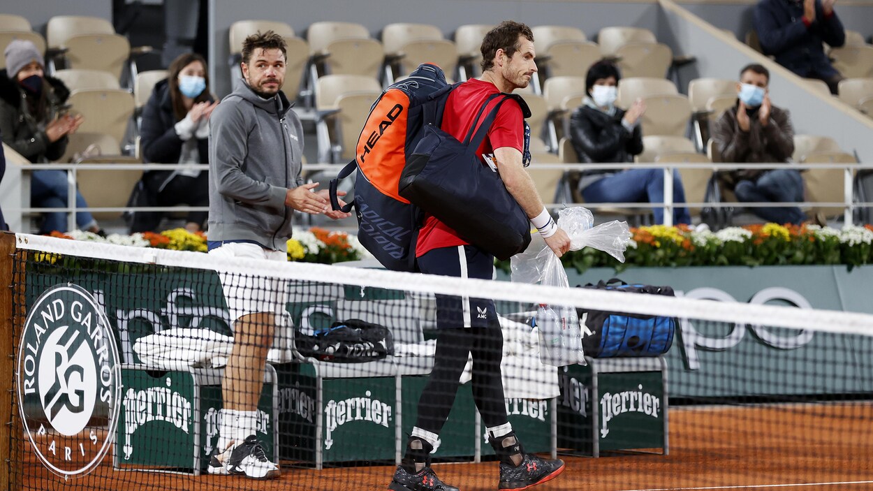 Andy Murray quitte le central après sa défaite aux mains de Stan Wawrinka.