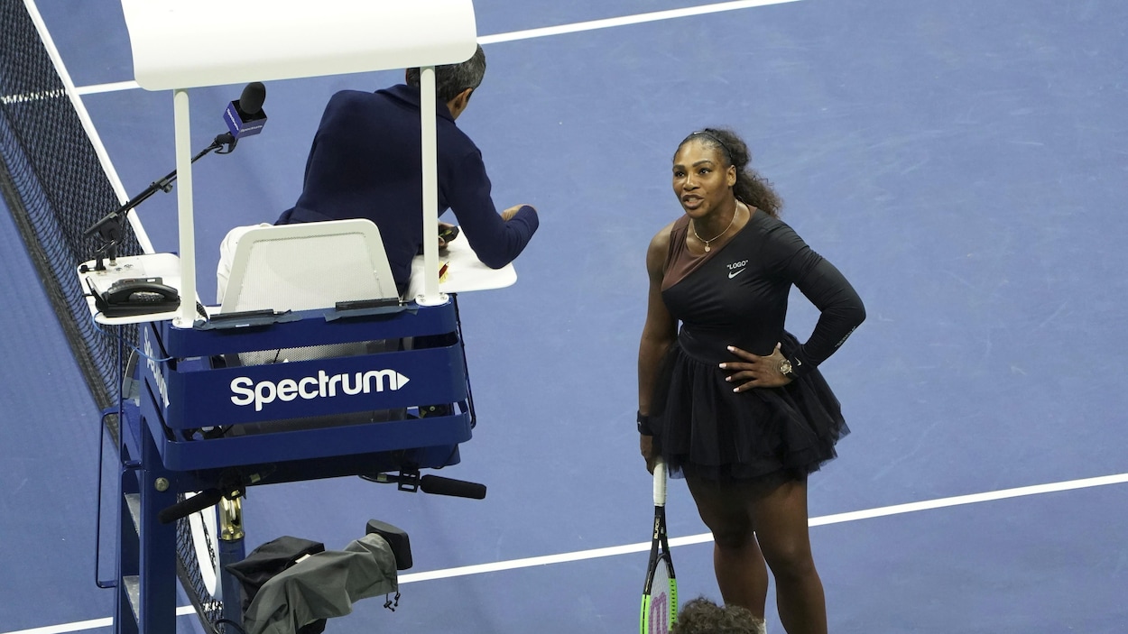 Serena Williams en discussion avec l'arbitre au cours de son match de finale des Internationaux des États-Unis contre Naomi Osaka