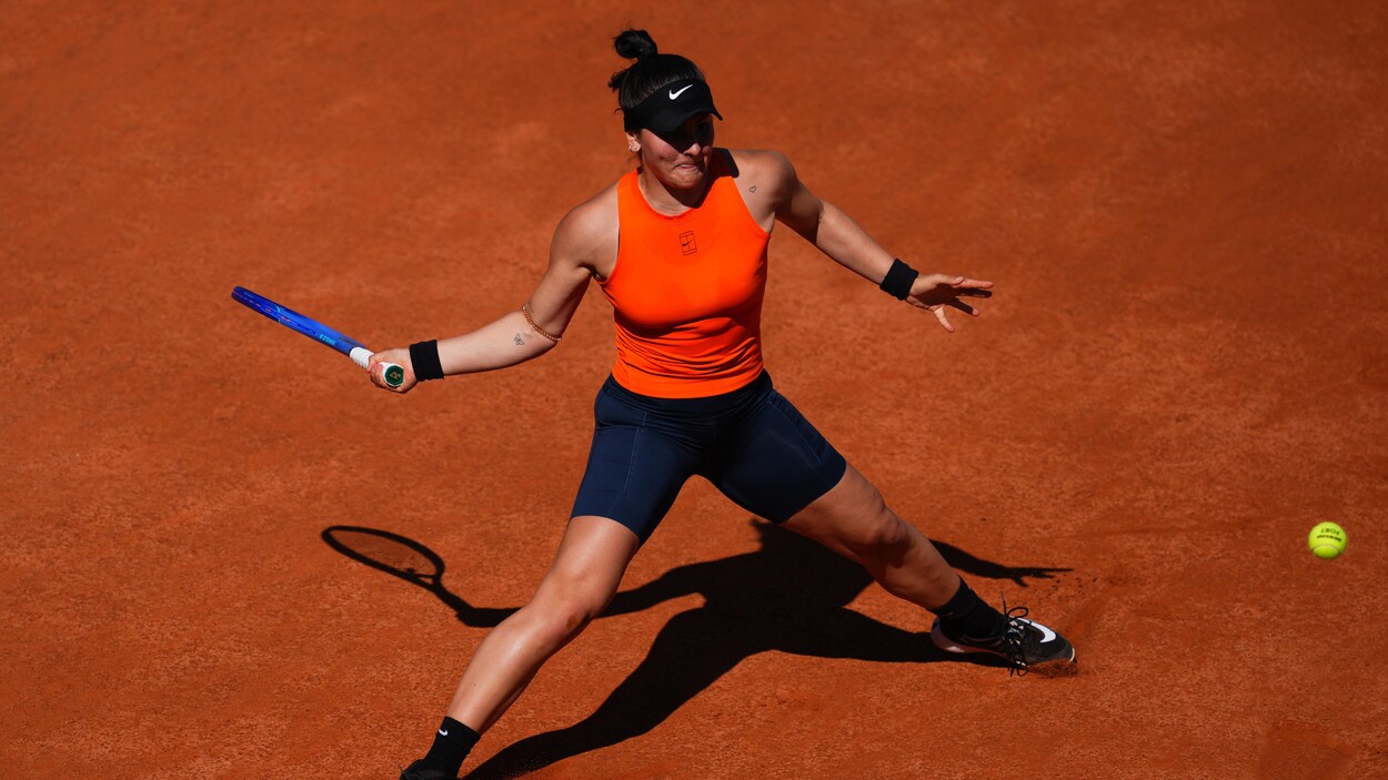 Andreescu surprend Rybakina et passe en huitièmes de finale à Rome