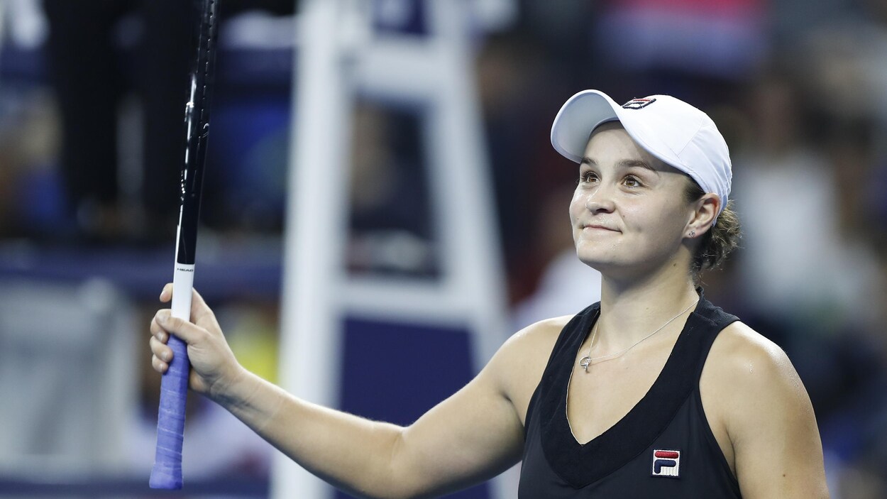 L'Australienne Ashleigh Barty lève sa raquette pour célébrer sa victoire contre l'Allemande Julia Görges en demi-finale du Trophée Élite de Zhuhai. L'Australienne Ashleigh Barty lève sa raquette pour célébrer sa victoire contre l'Allemande Julia Görges en demi-finale du Trophée Élite de Zhuhai.