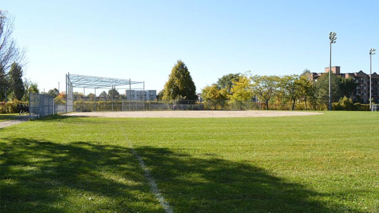 Un terrain de baseball inoccupé et ensoleillé.