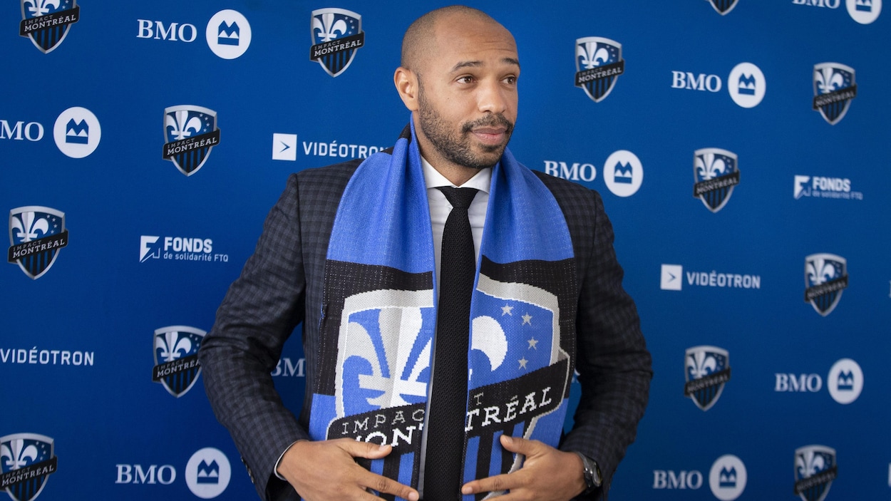 https://images.radio-canada.ca/q_auto,w_1250/v1/ici-info/sports/16x9/thierry-henry-conference-foulard-impact-montreal-ml.jpg