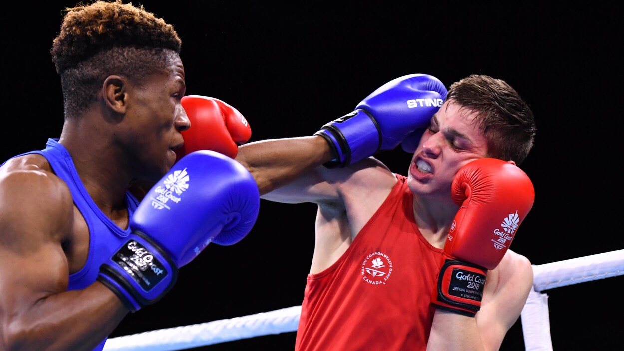 Thomas Blumenfeld reçoit un coup du Namibien Jonas Jonas en finale 64 kilos des Jeux du Commonwealth Thomas Blumenfeld reçoit un coup du Namibien Jonas Jonas en finale 64 kilos des Jeux du Commonwealth