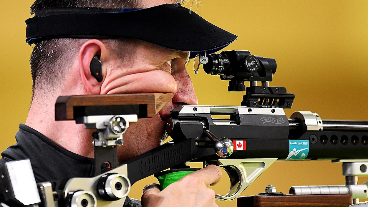 Le Canadien Grzegorz Sych vise sa cible pendant le concours de tir à la carabine 3 positions des Jeux du Commonwealth Le Canadien Grzegorz Sych vise sa cible pendant le concours de tir à la carabine 3 positions des Jeux du Commonwealth