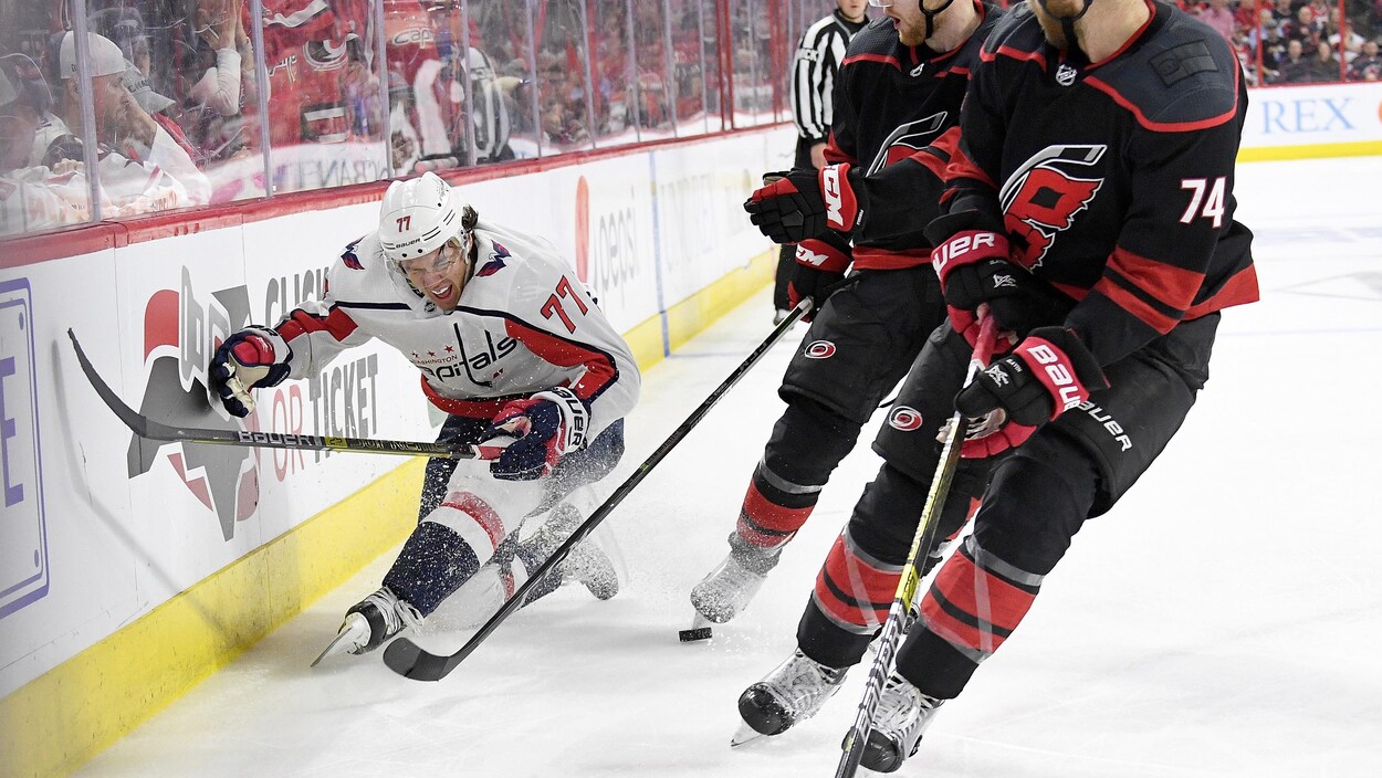 T.J. Oshie se tord de douleur près de la bande pendant le match 4 de la série entre les Capitals de Washington et les Hurricanes, à Raleigh, en Caroline.