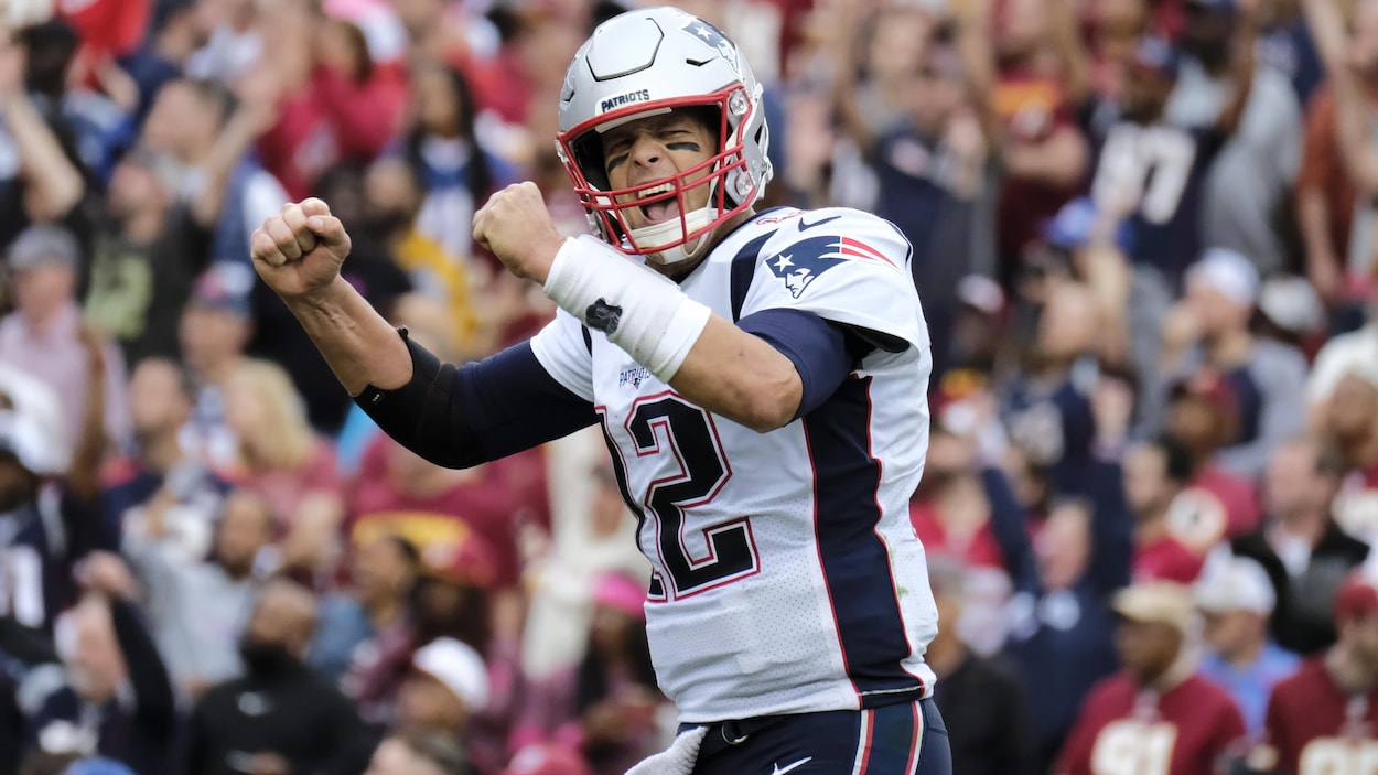 Il lève ses bras après un touché des Patriots.