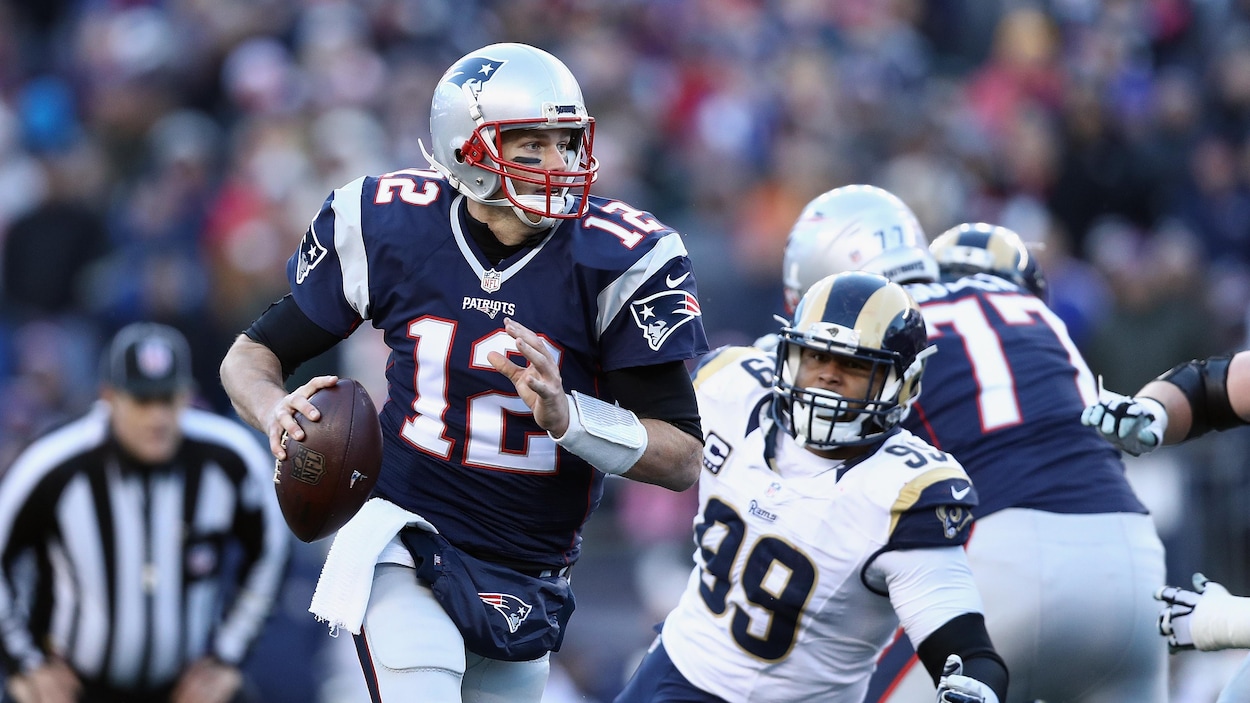 Les nouvelles publicités seront intégrées aux matchs de la NFL diffusés sur Fox Sports. Le quart-arrière des Patriots de la Nouvelle-Angleterre, Tom Brady, tente d'échapper à la pression des Rams de Los Angeles. Les nouvelles publicités seront intégrées aux matchs de la NFL diffusés sur Fox Sports. Le quart-arrière des Patriots de la Nouvelle-Angleterre, Tom Brady, tente d'échapper à la pression des Rams de Los Angeles.