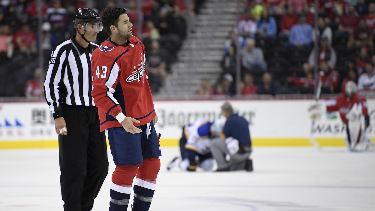 Tom Wilson quitte la patinoire, escorté par un arbitre