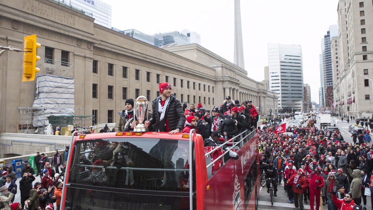 Le capitaine du Toronto FC Michael Bradley avec le trophée (droite)