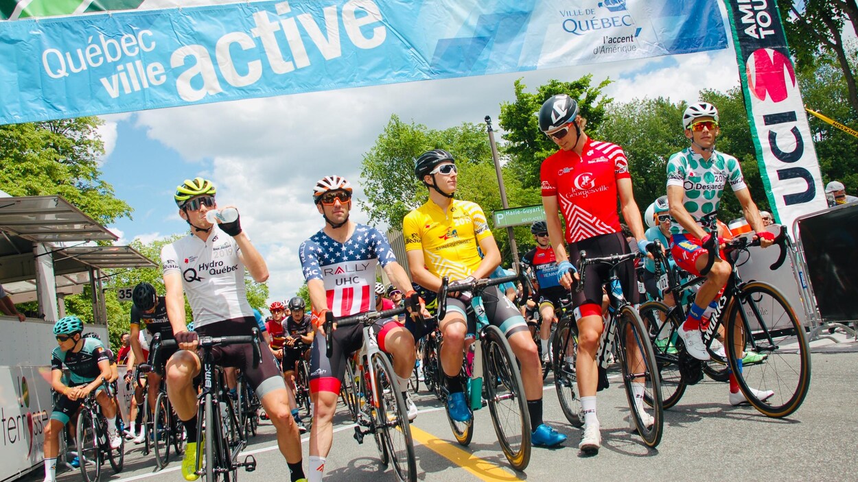 Les cyclistes attendent le départ de la quatrième étape du Tour de Beauce.