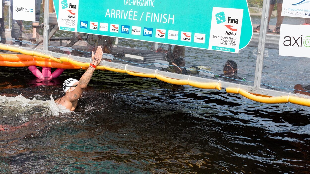 La Brésilienne Ana Marcela Khuna touche au mur qui marque le fil d'arrivée.