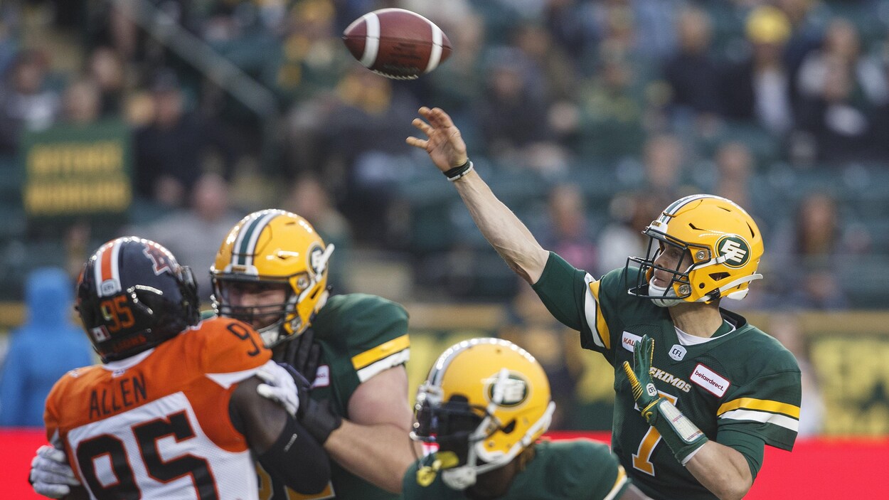 Trevor Harris (à droite) lance le ballon dans un match contre les Eskimos.