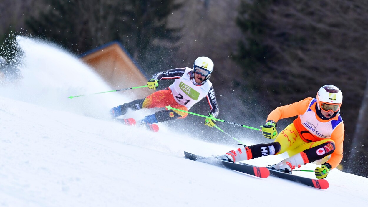 Le skieur handisport Mac Marcoux effectue une descente avec son guide Tristan Rodgers.