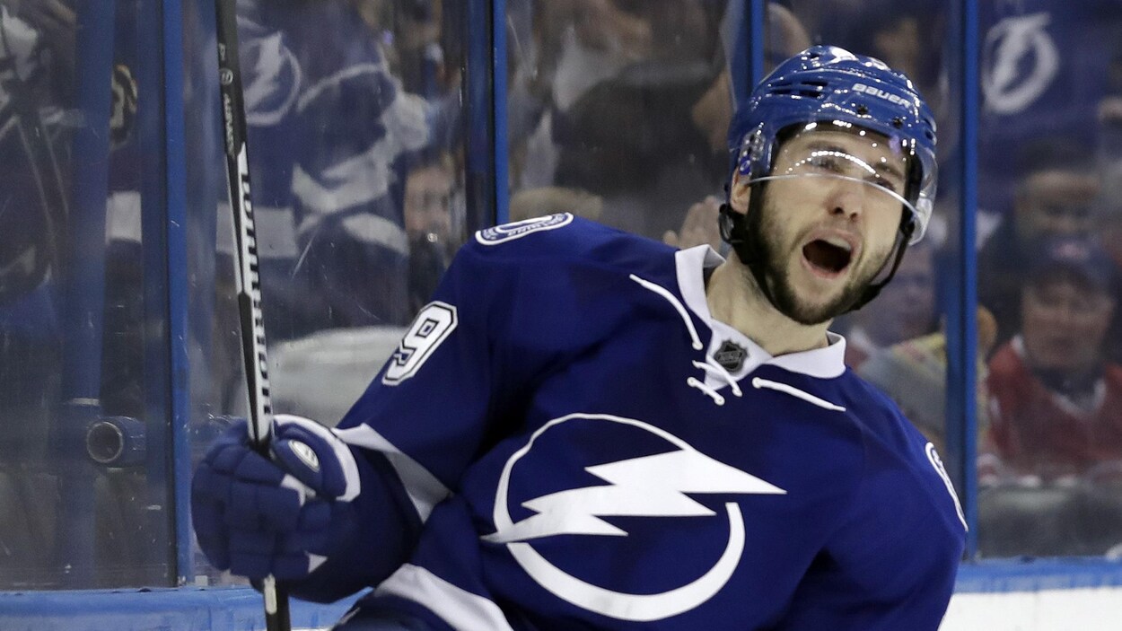 Tyler Johnson réagit après son but vainqueur Tyler Johnson réagit après son but vainqueur