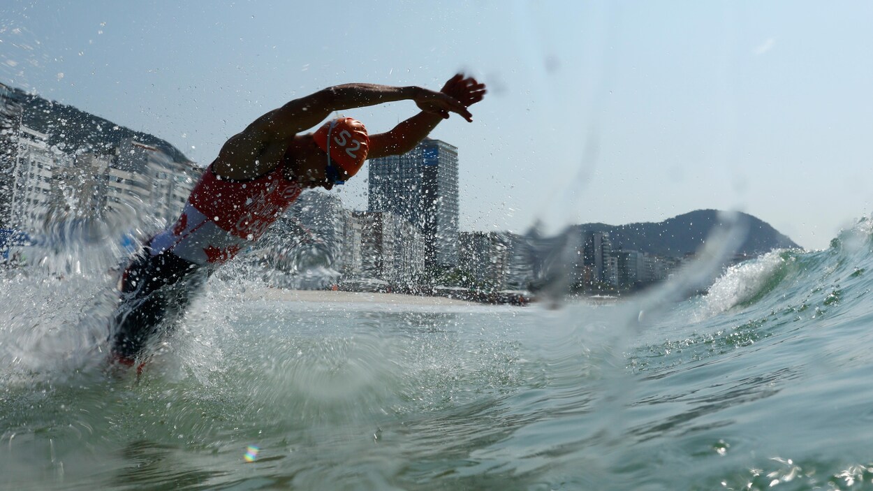 Le Canadien Tyler Mislawchuk plonge dans l'eau pour amorcer la portion nage de l'épreuve olympique de triathlon, en 2016. Le Canadien Tyler Mislawchuk plonge dans l'eau pour amorcer la portion nage de l'épreuve olympique de triathlon, en 2016.