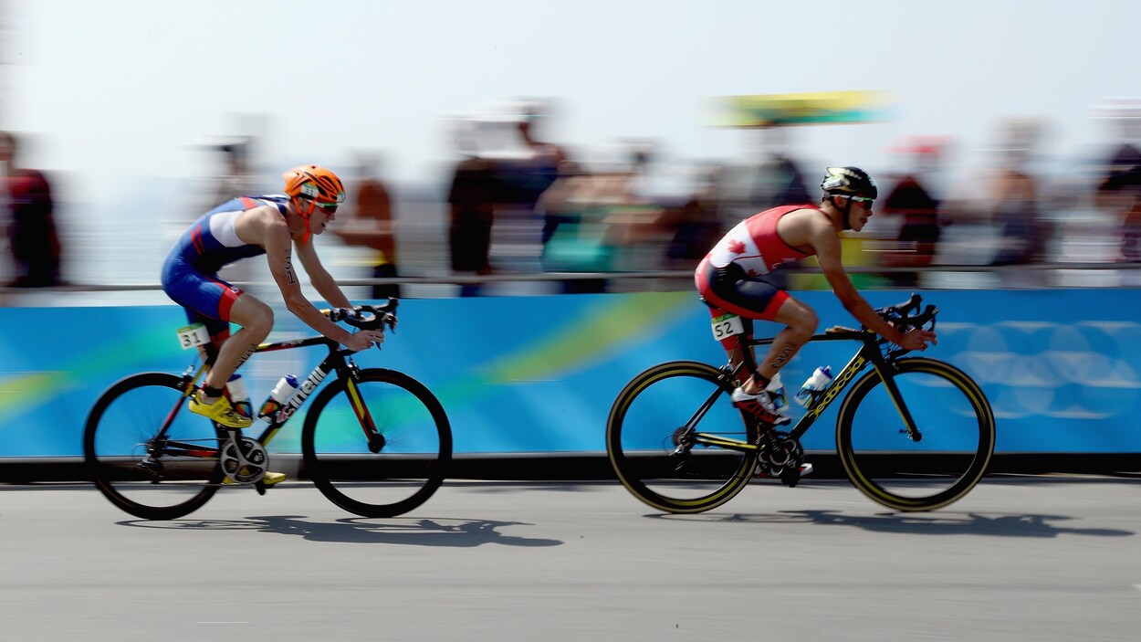 Tyler Mislawchuk roule devant le Russe Dmitry Polyanskiy. Tyler Mislawchuk roule devant le Russe Dmitry Polyanskiy.