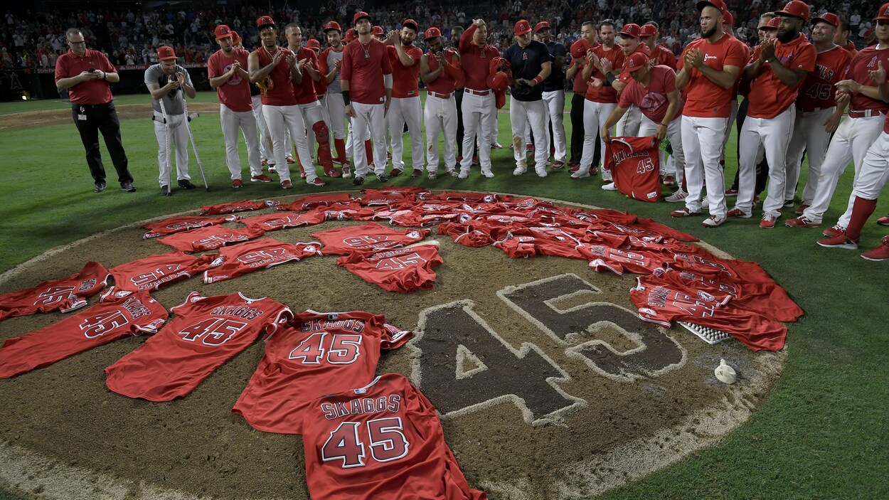 Les joueurs des Angels placent leur chandail au nom de Skaggs sur le monticule.
