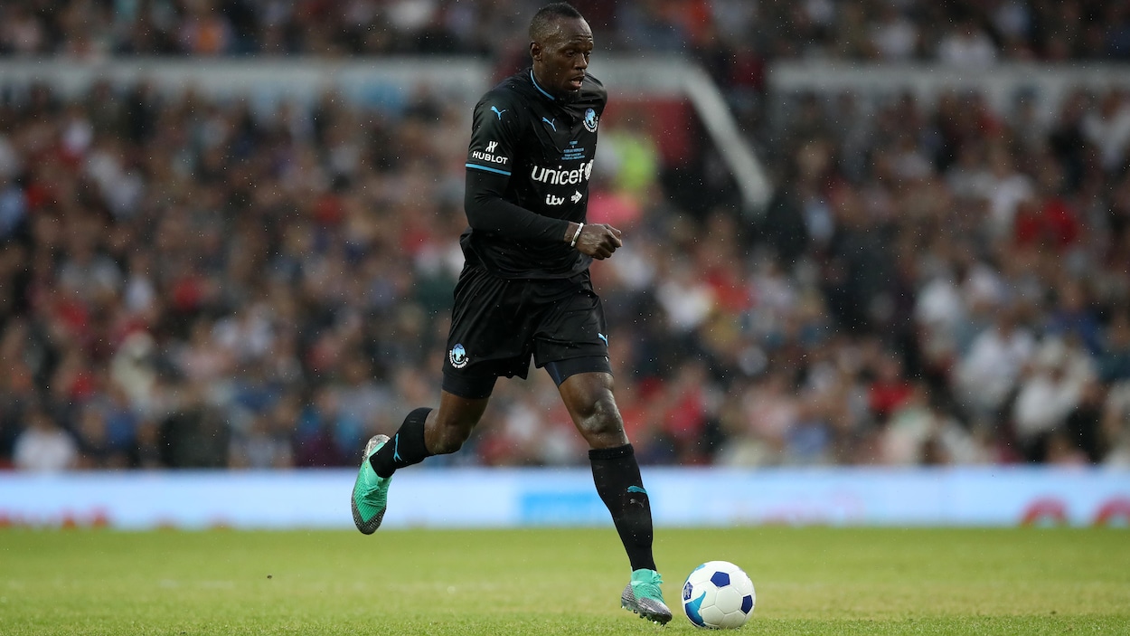 Usain Bolt dribble le ballon.