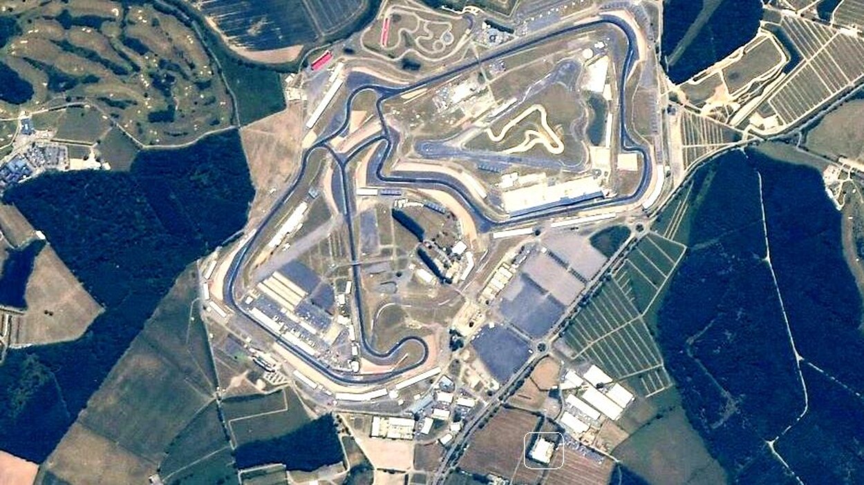 L'usine de l'équipe Racing Point en bordure du circuit de Silverstone.