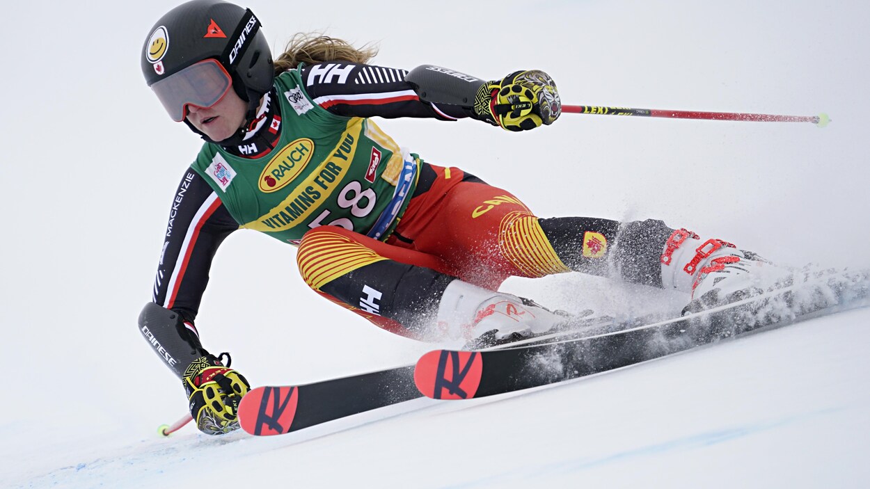 Une skieuse dévale la pente à toute allure.