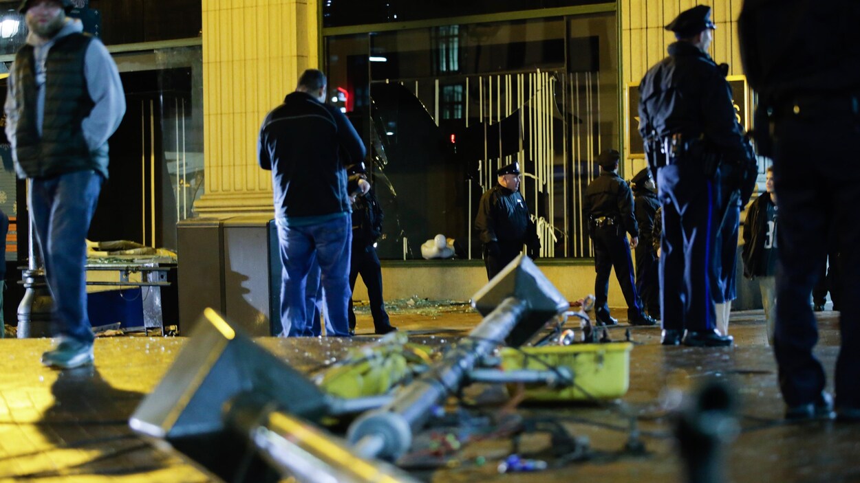 Une vitrine de Macy’s a été fracassée à Philadelphie après la victoire des Eagles au Super Bowl. Une vitrine de Macy’s a été fracassée à Philadelphie après la victoire des Eagles au Super Bowl.