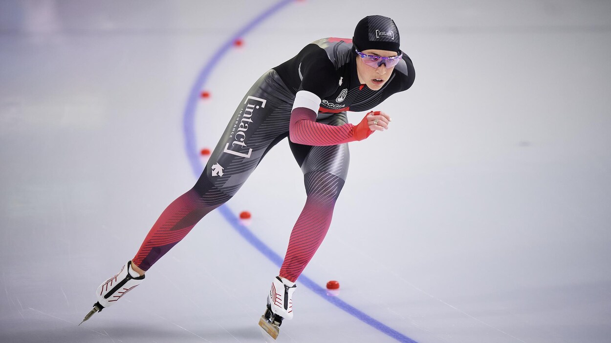 Valerie Maltais en train d'effectuer un virage dans sa course de patinage de vitesse sur 5000 mètres.
