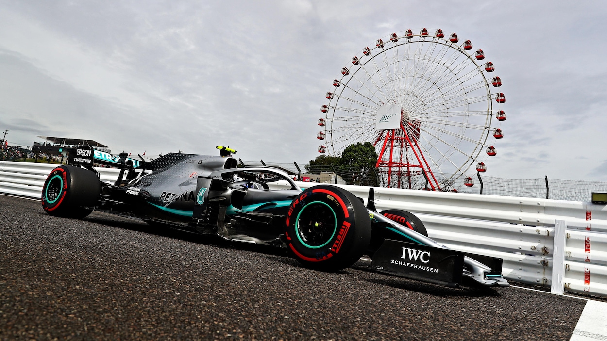 Il passe devant la grande roue du circuit de Suzuka.