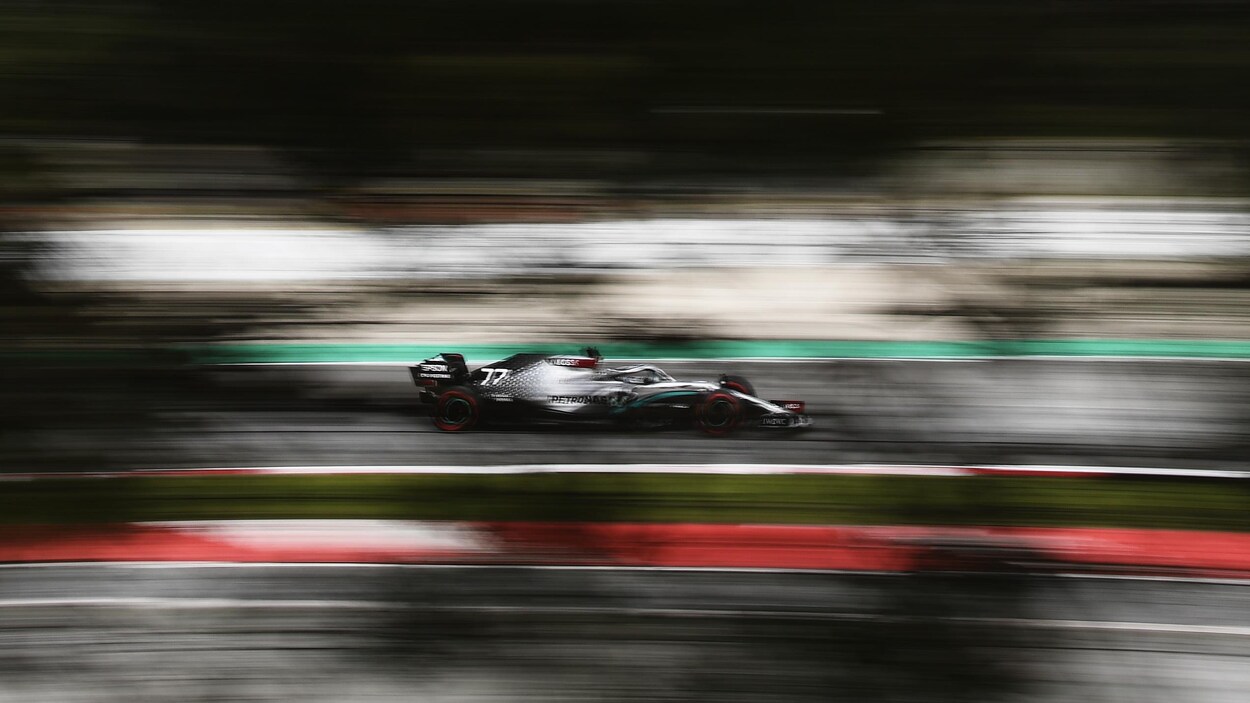 Valtteri Bottas pilote la Mercedes-Benz W11 à Barcelone.