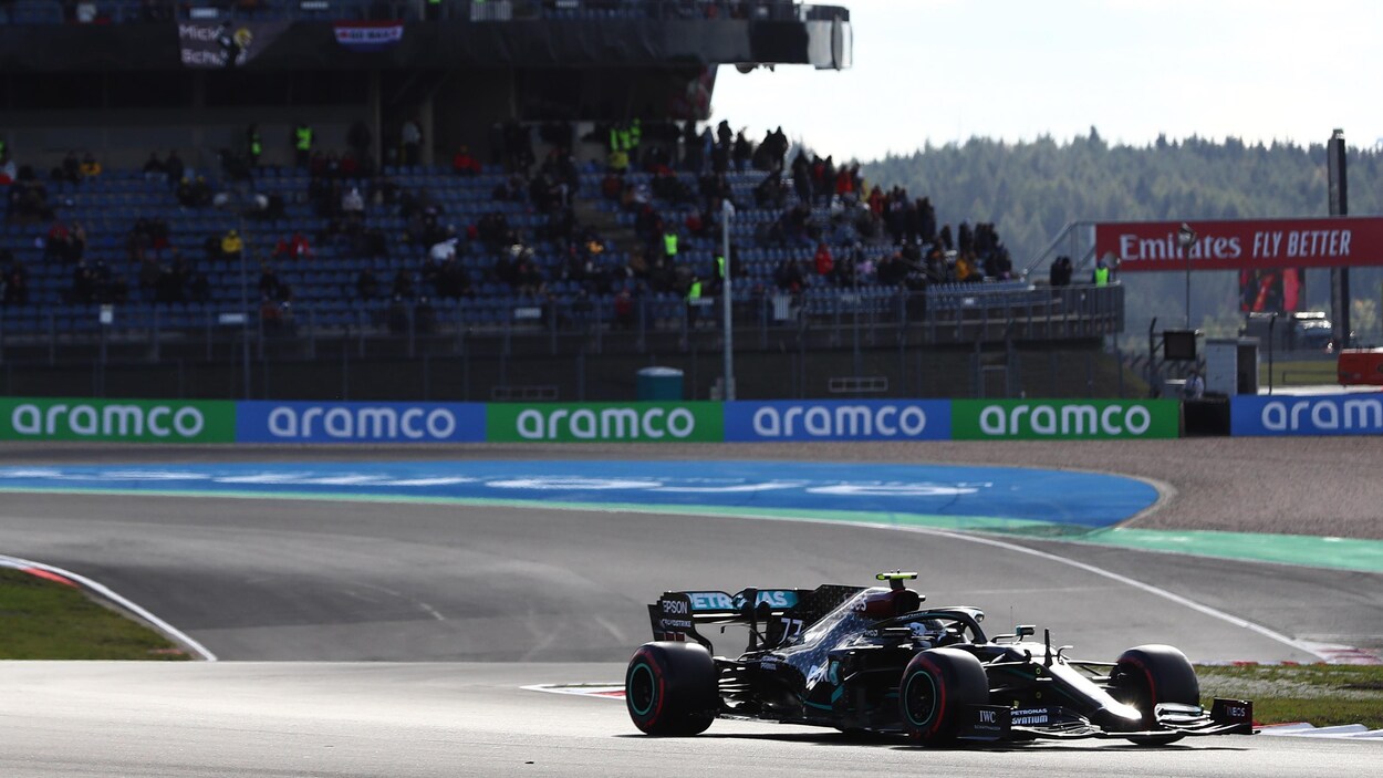 Valtteri Bottas roule sur le circuit du Nürburgring.