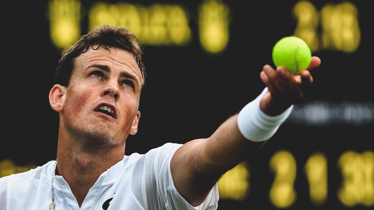Vasek Pospisil juste avant d'envoyer la balle contre Félix Auger-Aliassime à Wimbledon, en juillet 2019 Vasek Pospisil juste avant d'envoyer la balle contre Félix Auger-Aliassime à Wimbledon, en juillet 2019